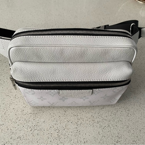 LV Bumbag Taiga White - Picture 4 of 9
